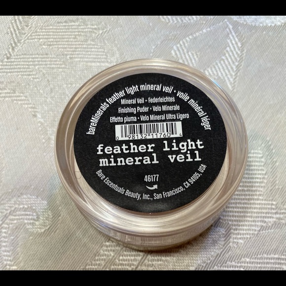 Bare essentials Feather Light Mineral Veil - Picture 2 of 5